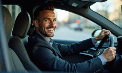 Homme conducteur souriant dans une voiture moderne