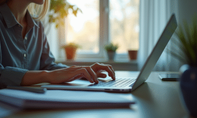 Espace de travail moderne avec un ordinateur pour gérer contrats énergie