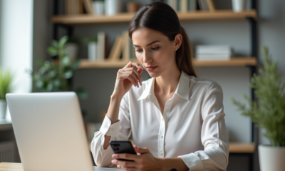 Jeune femme en bureau moderne avec ordinateur et smartphone