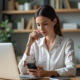 Jeune femme en bureau moderne avec ordinateur et smartphone