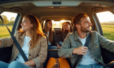 Groupe de jeunes partageant une voiture en campagne ensoleillée