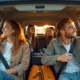 Groupe de jeunes partageant une voiture en campagne ensoleillée