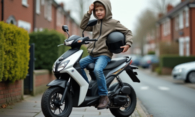 Jeune garçon ajustant son casque à côté de sa moto 50cc