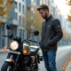 Jeune motard inspectant une moto en ville automnale