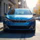 Voiture Peugeot 308 hybride bleue en ville en plein jour