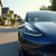 Tesla Model 3 stationnee sur une rue ensoleillee