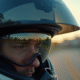 Vue rapprochée du viseur de casque moto avec insert anti-buée